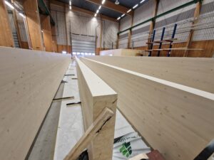 Brandskyddslackning av limträ redan vid produktionen